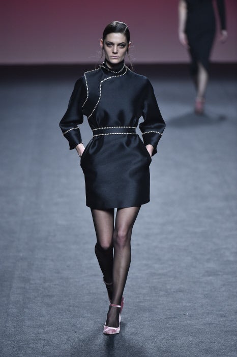 Entre los imprescindibles de Antonio Burillo y Juan Carlos Fernández no falta en clásico LBD que en este caso se reinventa con un cuello que recuerda al de los kimonos.