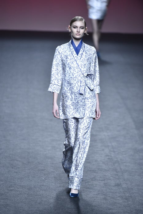 Los conjuntos de pantalón y chaqueta anudados a la cintura se convierten en la mejor opción cuando no se quiere renunciara la comodidad e ir elegante.