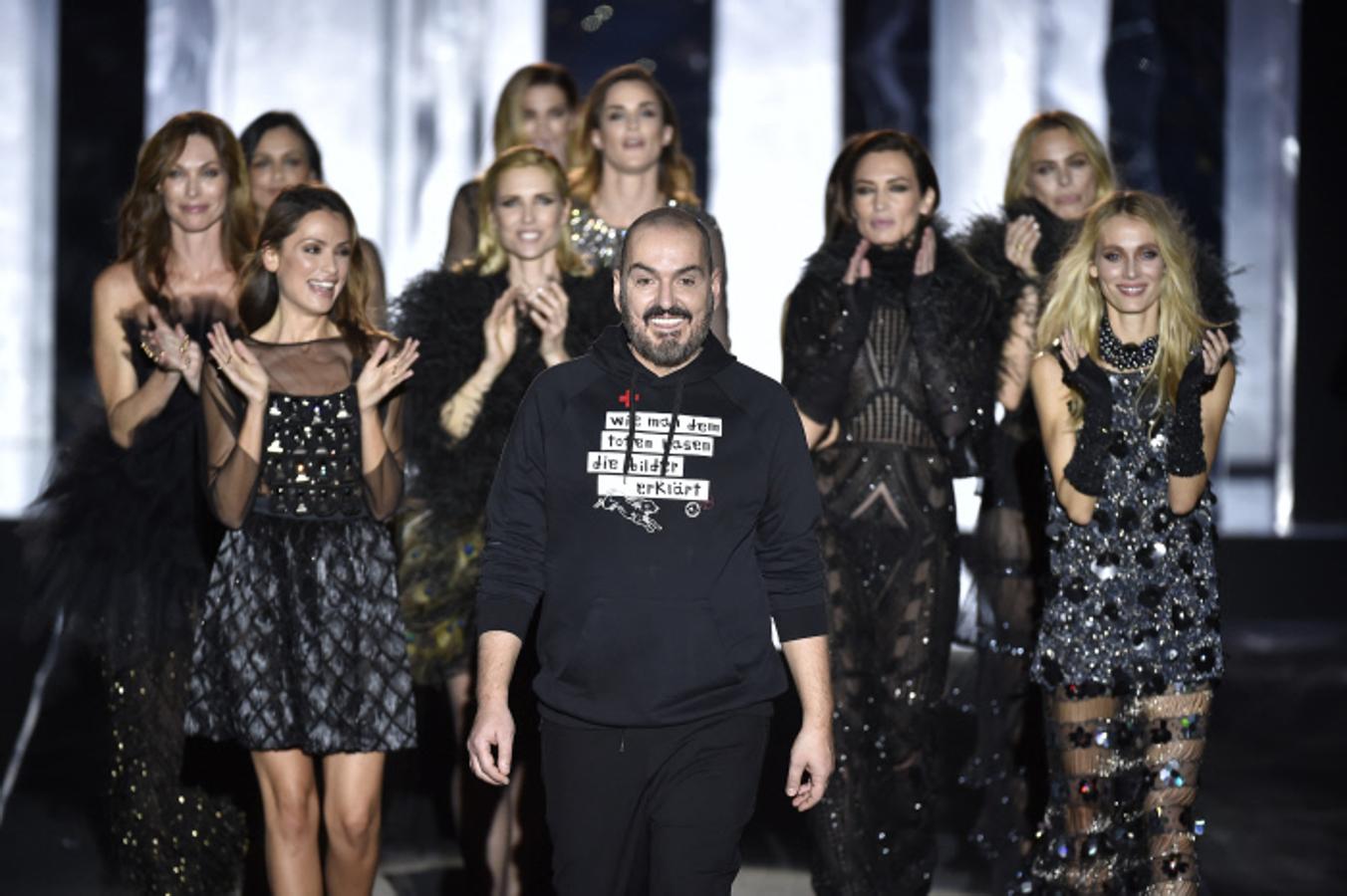 El diseñador posa con las emblemáticas modelos elegidas para el desfile de su colección otoño-invierno 2017/18.