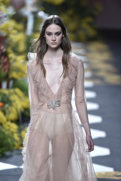 Las bailarinas y sus tutús, que tan de moda han estado este otoño invierno en las pasarelas internacionales, conquista la de Vázquez en vestidos sensuales de transparencias.