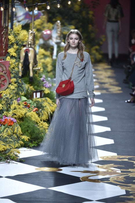 Las faldas de tul de plumeti combinan a la perfección con los jerséis joya.