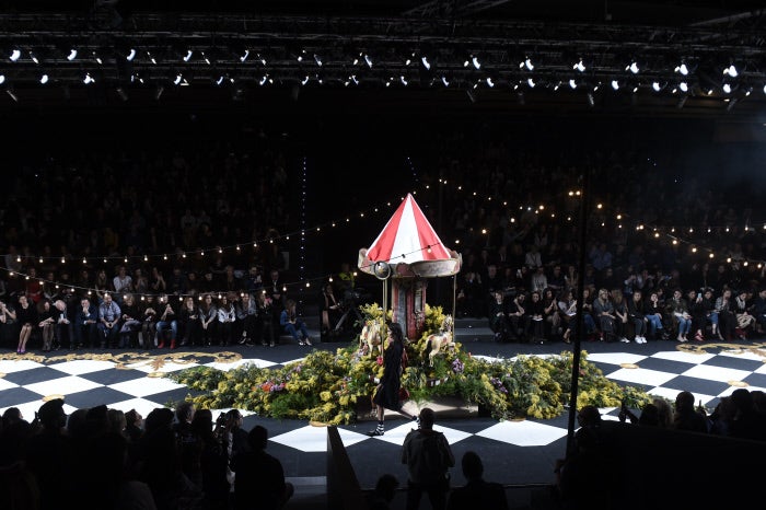 Una vez más, Jorge Vázquez ha convertido el desfile es un espectáculo en el que el atrezzo jugó un papel muy importante como lo demuestra el tiovivo en mitad de la pasarela.