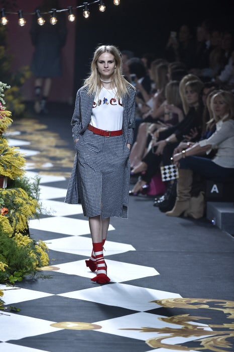 Los stillettos, sandalias y babuchas que se vieron en el desfile son de la firma española Molé Molé.