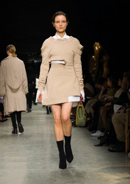 La colección Febrero 2017 de Burberry toma como punto de partida la obra del artista Henry Moore.