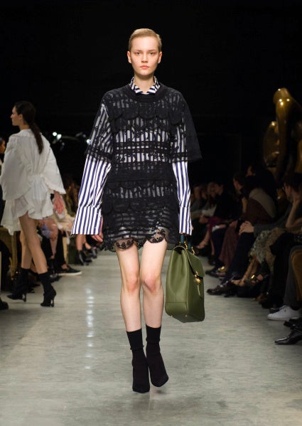 Las superposiciones aparentemente imposibles, como una camisa masculina bajo un vestido lencero, consiguen un resultado perfecto con la firma de Burberry.