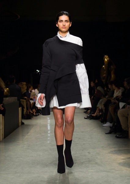 Burberry se aleja del clásico 'brit style' con patrones desestructurados.
