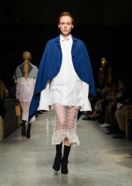 El indigo combinado con el blanco son una de las apuestas fuertes de esta colección Febrero 2017 de Burberry