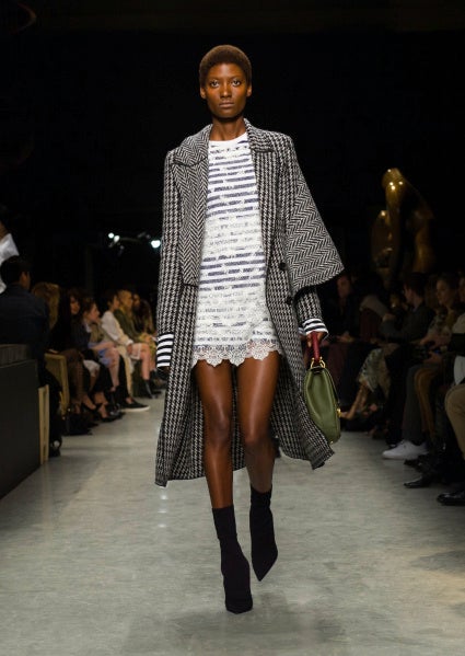 Burberry juega con la mezcla de tejidos y estampados en su nueva colección.