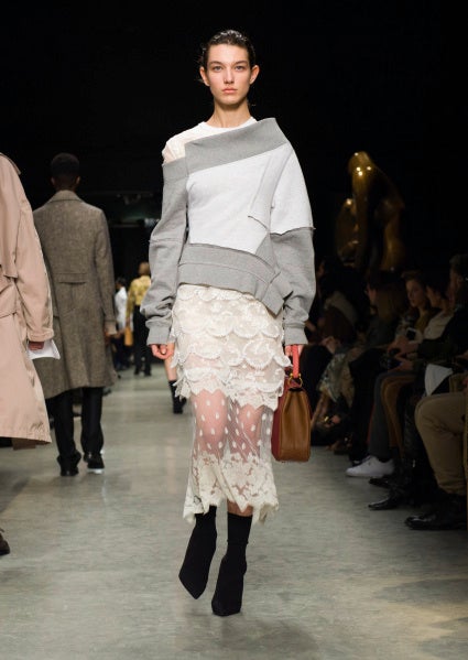 Las asimetrías marcan la colección Febrero 2017 de Burberry