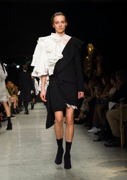 El blanco y el negro forman un matrimonio perfecto en este look en el que los contrastes mandan.