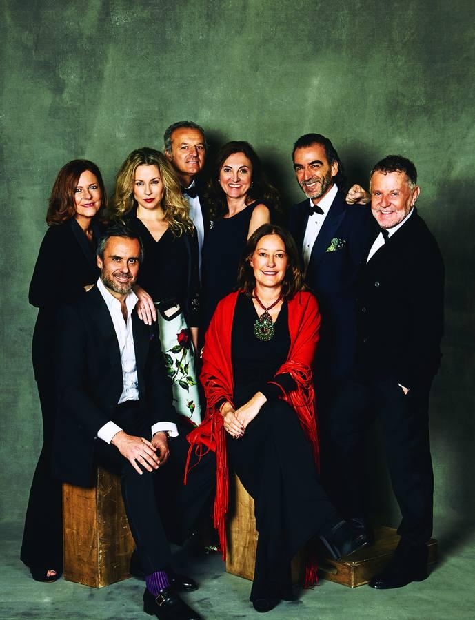 De pie y de izda. a dcha., María José Pinto, la interiorista Belén Domenecq, Federico Ruiz, Esther Vidosa, Carlos Valderrama y el interiorista Pascua Ortega. Sentados, los decoradores Perico Mesa y María de la Osa.