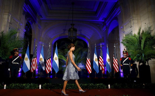 Para la cena de gala con la que el presidente de Argentina y su mujer agasajaron a los Obama en marzo de 2016, la primera dama eligió un elegante vestido de cóctel del diseñador argentino Atelier Gabriel Lage