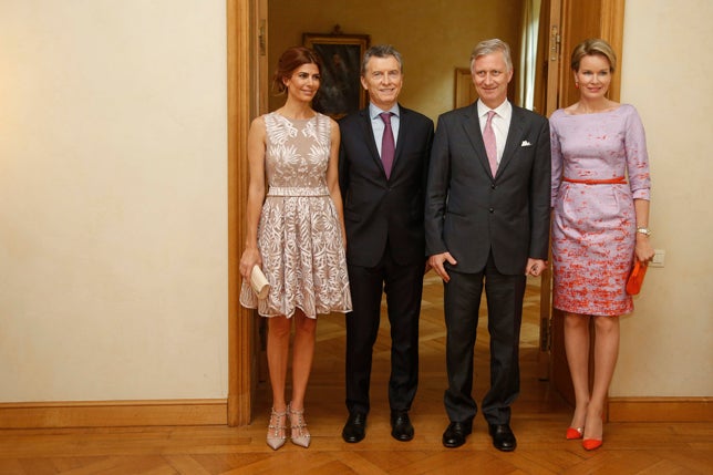 Para su visita a Bélgica en julio de 2015, Juliana Awada apostó por un elegante vestido beige con bordados a tono de Laurencio Adot, y lo combinó con los zapatos de Valentino que enamoraron a todas las 'it girls'.
