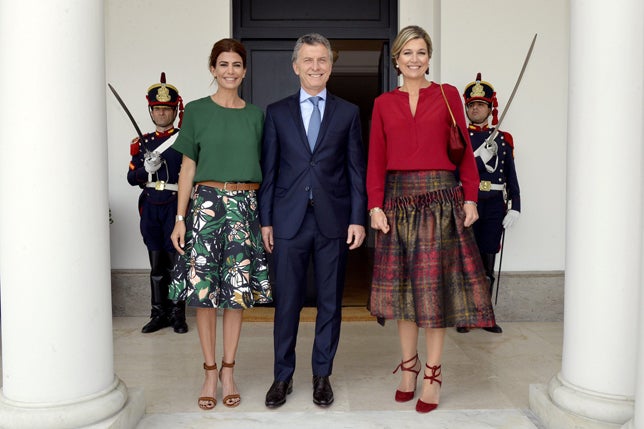 En octubre de 2016 Máxima de Holanda visitó a los Macri durante su estancia en su Argentina natal. Para este 'duelo de estilo', Juliana Awada apostó por un look en tono verde inglés, con blusa de Ginebra y falda estampada de H&M.