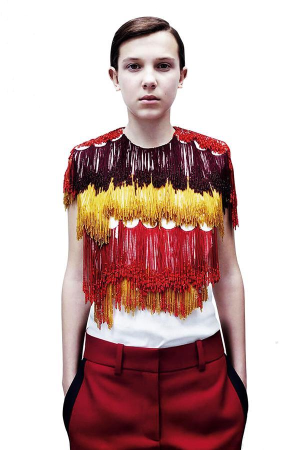 Por fin llegó el momento: Raf Simons acaba de presentar en Nueva York su primera colección para Calvin Klein. Cambio de logo (con nueva tipografía) y nuevos aires con una pasarela de inspiración cowboy. En el front row, la jovencísima actriz Millie Bobby Brown (Stranger Things), su nueva imagen.