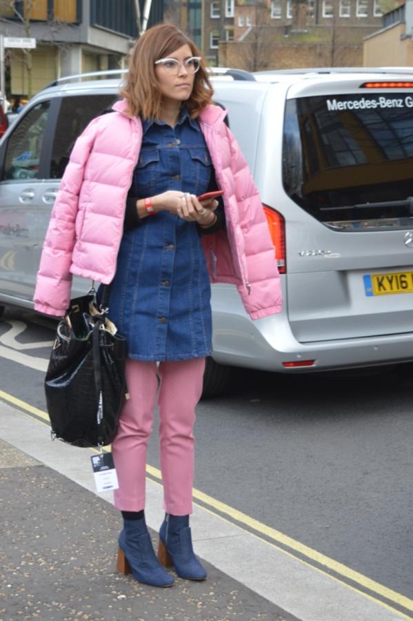 Si pensabas que el rosa era para los más pequeños, o para defender en sus tonalidades más empolvadas estás muy equivocada. El tono chicle reinará en tu armario. Combinado en este look con denim en camisa y botines