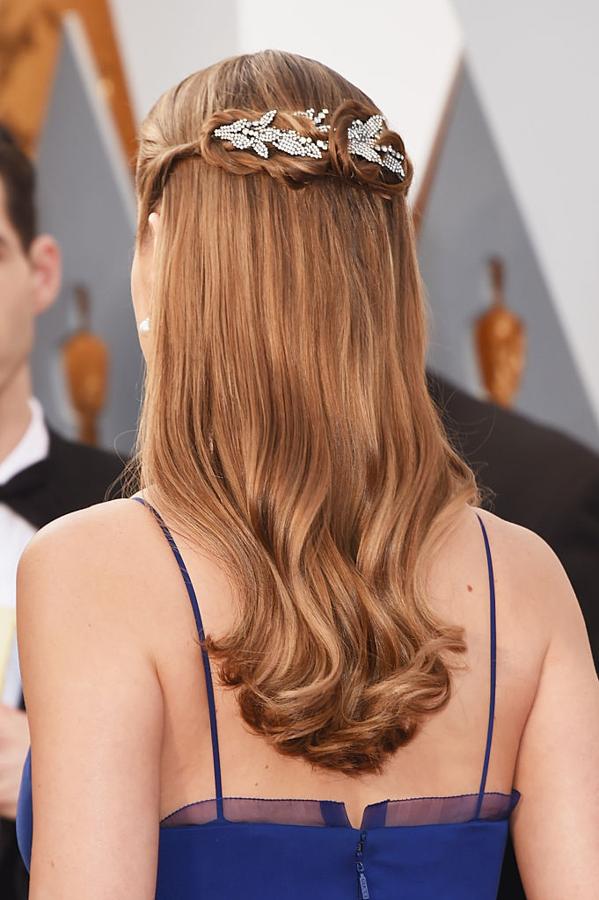 Brie Larson eligió un semirrecogido con un bonito accesorio y rematado con ondas en las puntas en los Oscars 2016, donde se llevó uno de los premios principales.