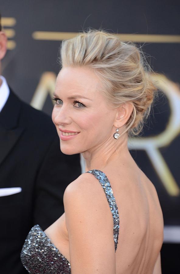 Naomi Watts en los Oscars 2013 con recogido con volumen en las raíces y acabado messy.
