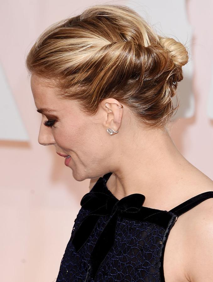 Sienna Miller en los Oscars 2015 con un bonito recogido con mechones retorcidos.