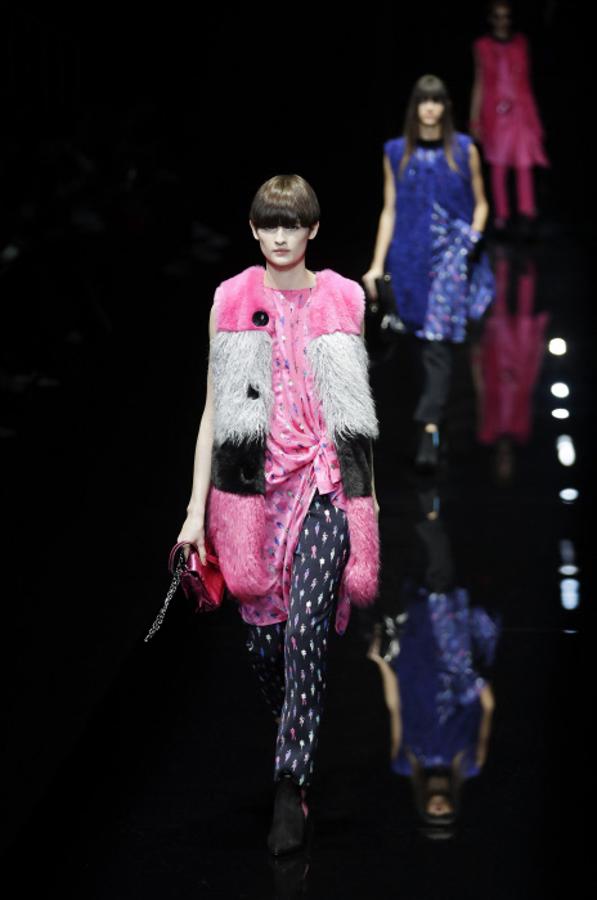 Look con juego de estampados de la colección otoño-invierno 2017/18 de Emporio Armani en la Semana de la Moda de Milán