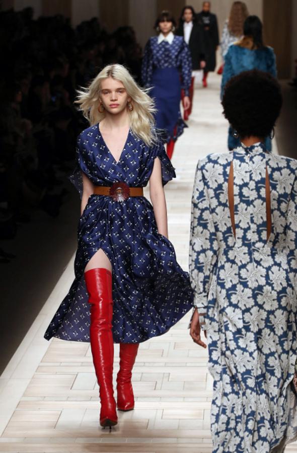 Vestido vaporoso estampado de la colección otoño-invierno 2017/18 de Karl Lagerfeld para Fendi en la Semana de la Moda de Milán