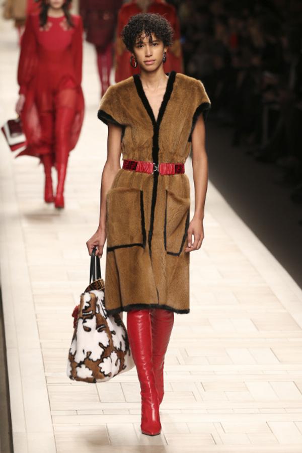 Vestido de pelo cámel de la colección otoño-invierno 2017/18 de Karl Lagerfeld para Fendi en la Semana de la Moda de Milán
