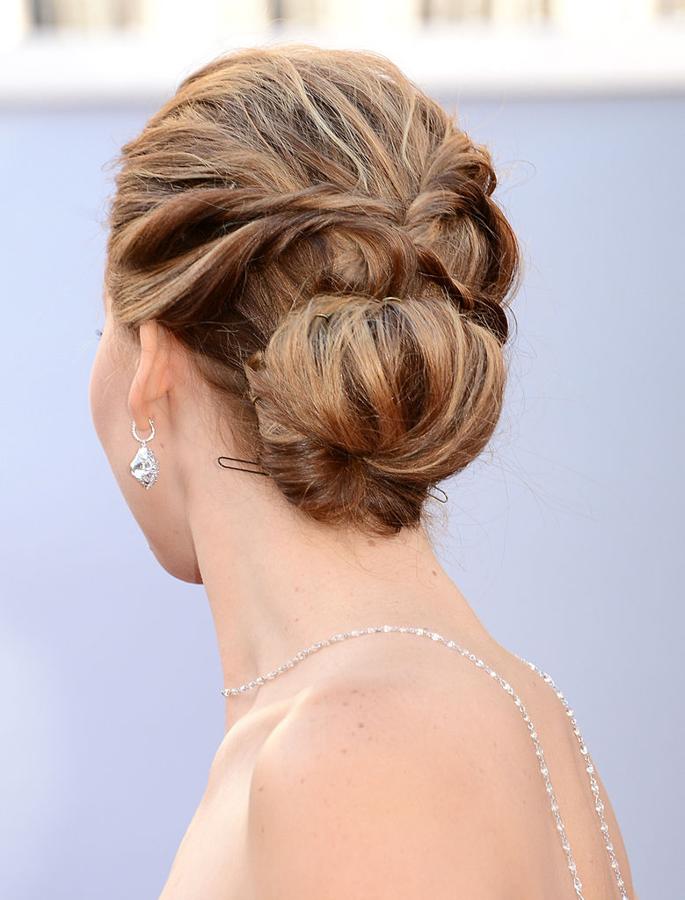 En los Oscars 2013 Jennifer Lawrence lució este bonito recogido, aunque las horquillas a la vista lo estropean un poco.