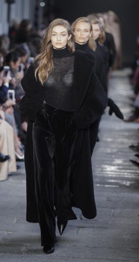 Gigi Hadid con look 'total black' de la colección otoño-invierno 2017/18 de Max Mara en la Semana de la Moda de Milán