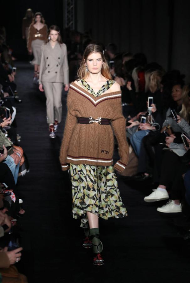 Look con vestido y maxi jersey de la colección otoño-invierno 2017/18 de Nº 21 en la Semana de la Moda de Milán