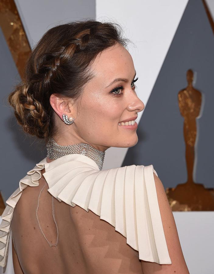 Olivia Wilde en los Oscars 2016 con un moño trenzado.