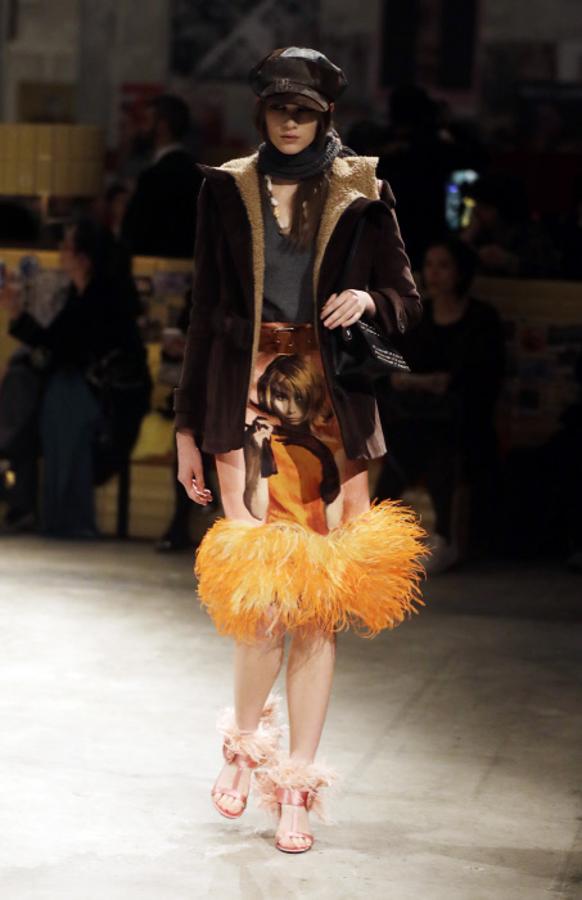Las plumas son tendencia en la colección otoño-invierno 2017/18 de Prada en la Semana de la Moda de Milán