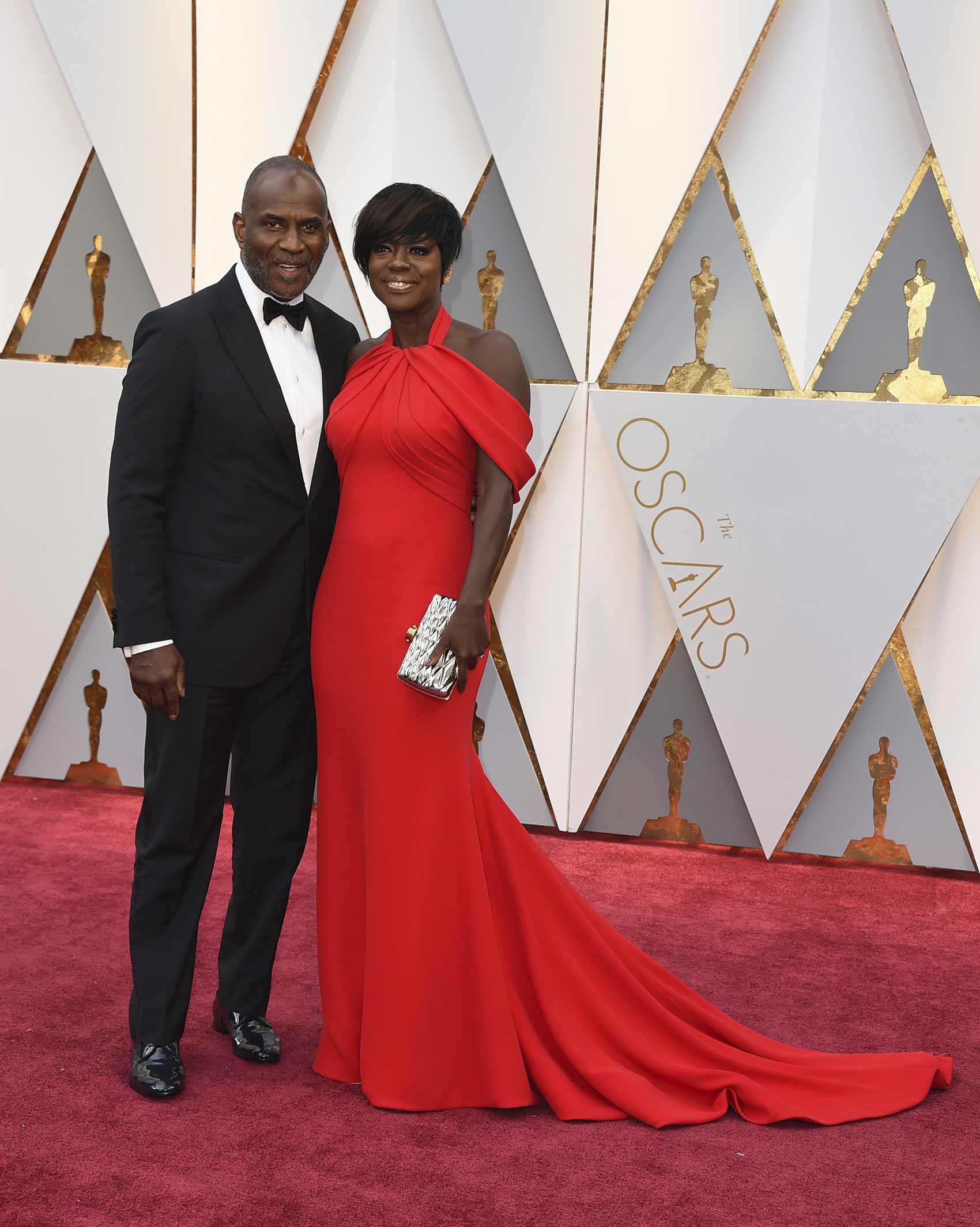 Viola Davis posa junto a su marido Julius Tennon en la 89ª edición de los Oscars.