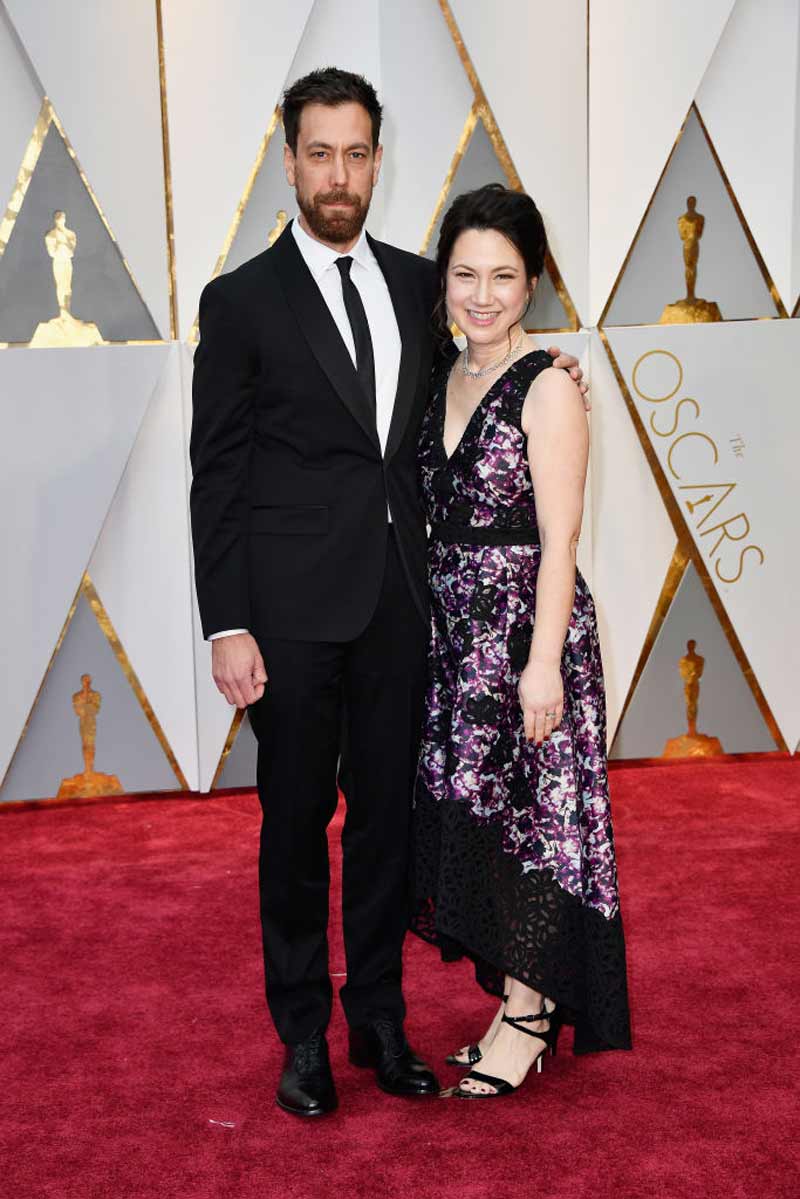 El actor Dan Krauss acude con su esposa a la 89ª edición de los Oscars.