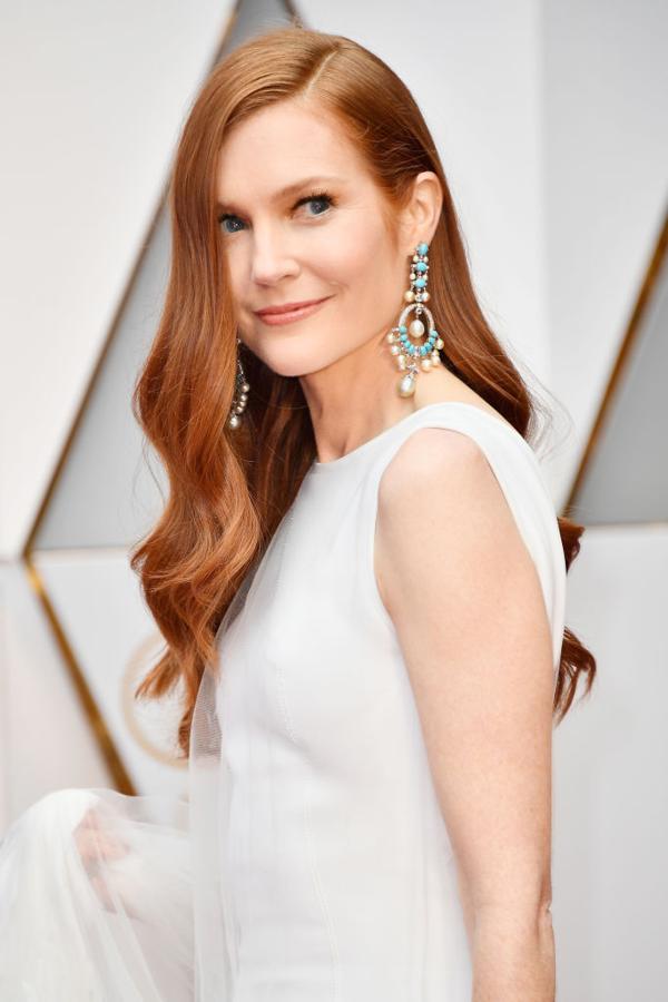 Muy elegante la actriz Darby Stanchfield dejó su larga melena suelta con ondas de medios a puntas. En su maquillaje destaca su mirada con eyeliner y pestañas XXL y sus labios en un discreto tono caramelo.