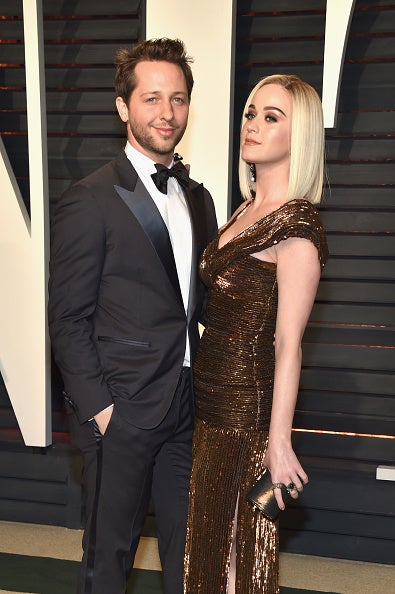 La cantante estuvo acompañada por el escritor Derek Blasberg en la fiesta de Vanity fair. Perry optó por un diseño plisado de Jean Paul Gaultier que coordinó con un bolso de mano de Lorraine Schwartz, joyas de Ofira y zapatos de Jimmy Choo.