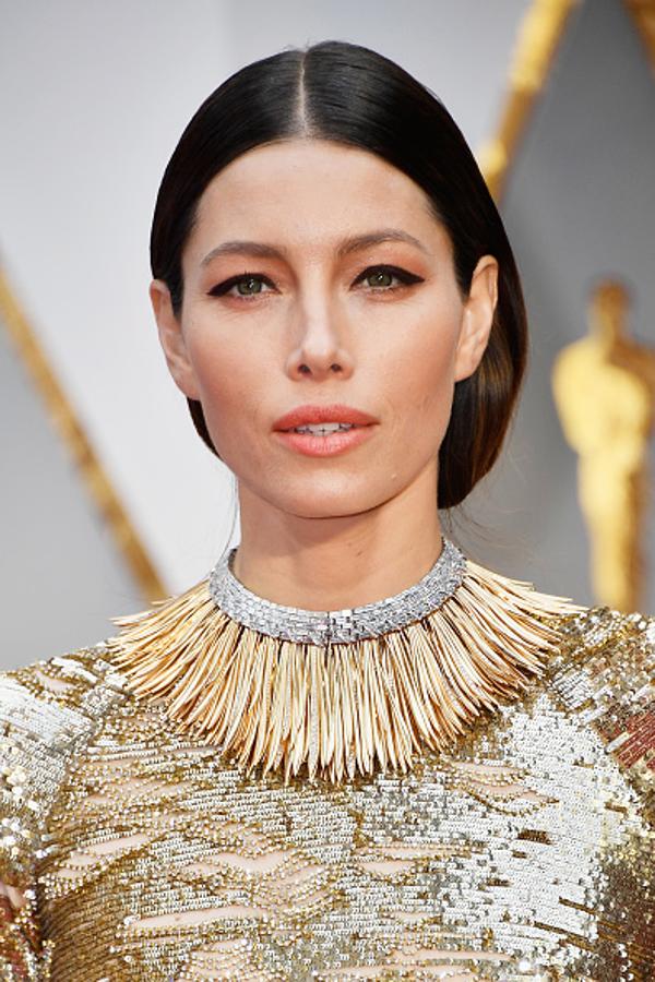 La actriz Jessica Biel lució un original recogido con raya en el medio y muy pulido. En su maquillaje destaca el eyeliner negro muy marcado y con rabillo y los labios en melocotón.