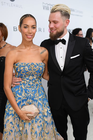 La cantante lució un vestido con escote palabra de honor con delicados bordados de Tony Ward.