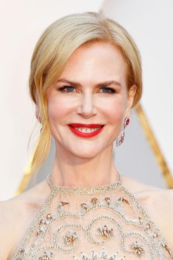 La actriz Nicole Kidman lució un elegante recogido con un mechón suelto enmarcando el rostro y labios rojos y acabado mate.