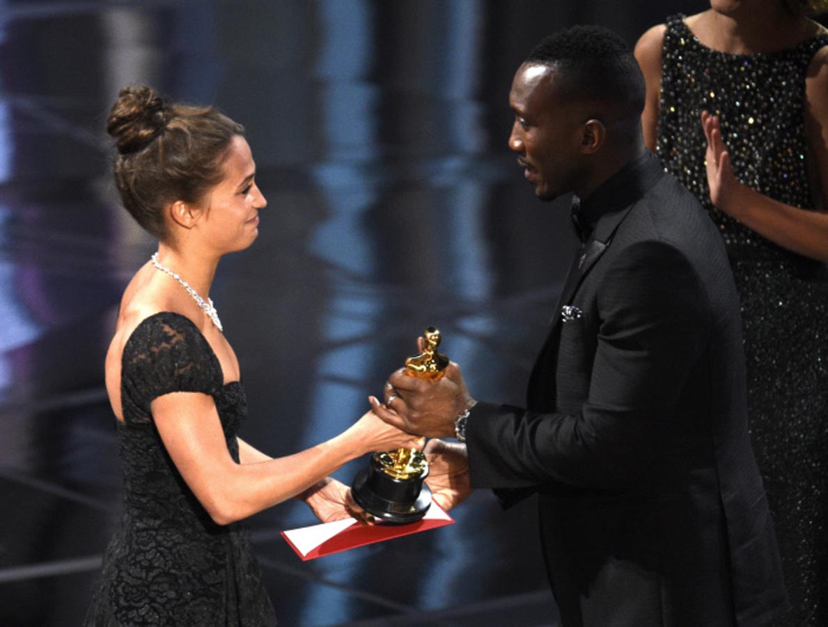 Alicia Vikander entrega a Mahershala Ali el Oscar a Mejor Actor de Reparto por Moonlight en la 89 edición de los Premios Oscar celebrada en el Teatro Dolby de Los Ángeles.