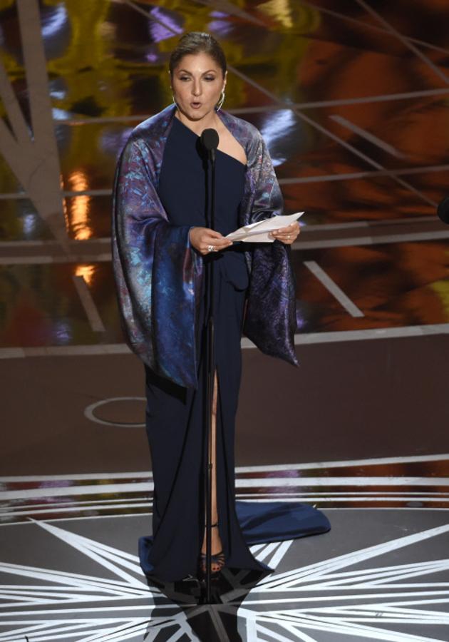 Anousheh Ansari recoge el Oscara la mejor película de habla no inglesa por 'El viajante' en representación del director Asghar Farhadi en el Teatro Dolby de Los Ángeles..