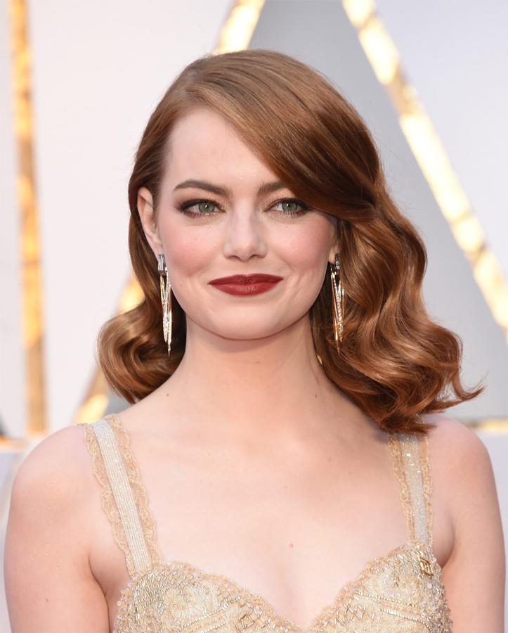 Muy guapa Emma Stone, que se llevó el Oscar por 'La La Land', eligió un look beauty perfecto. Ondas marcadas al estilo Hollywood, sombras glitter en nude y labios burdeos, que contrastaban con su blanca piel.