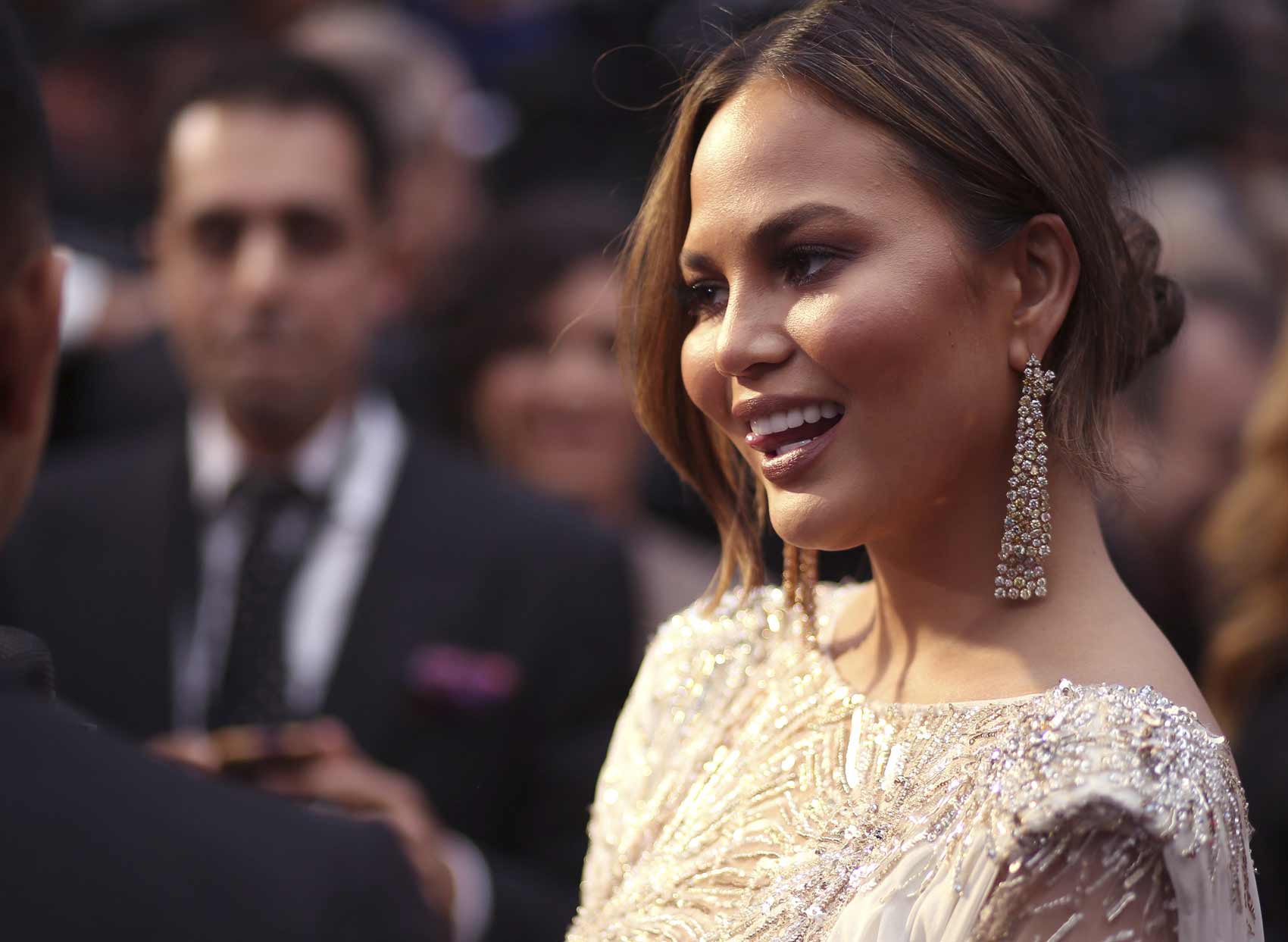 Chrissy Teigen saca tímidamente la lengua a las puertas del Dolby Teather.
