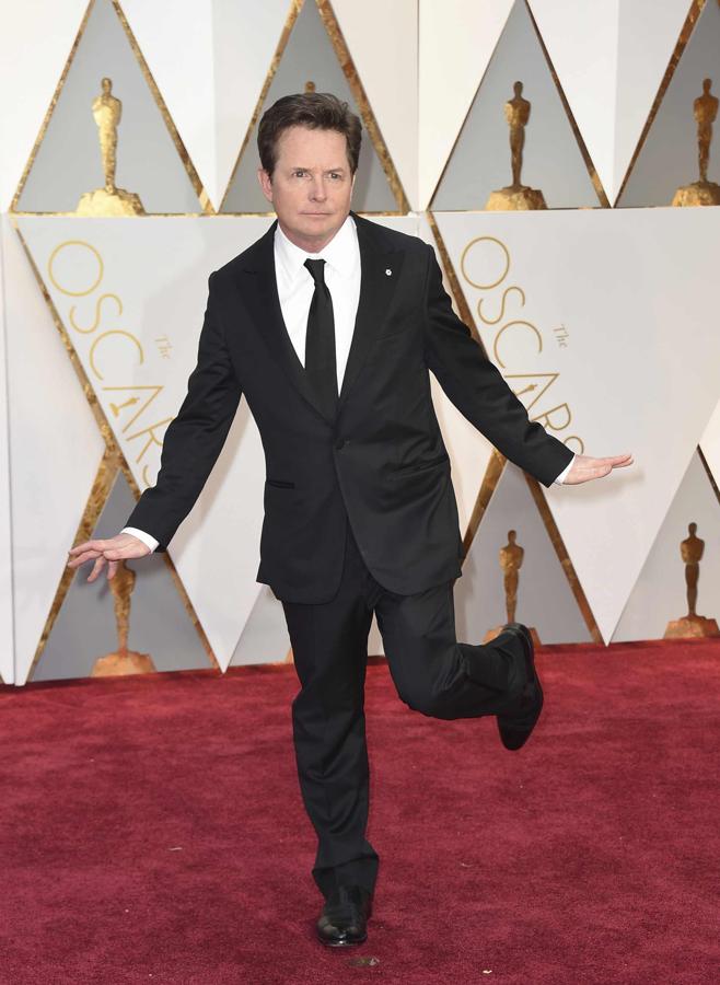 Michael J. Fox hace equilibrio delante de la prensa en la alfombra roja.