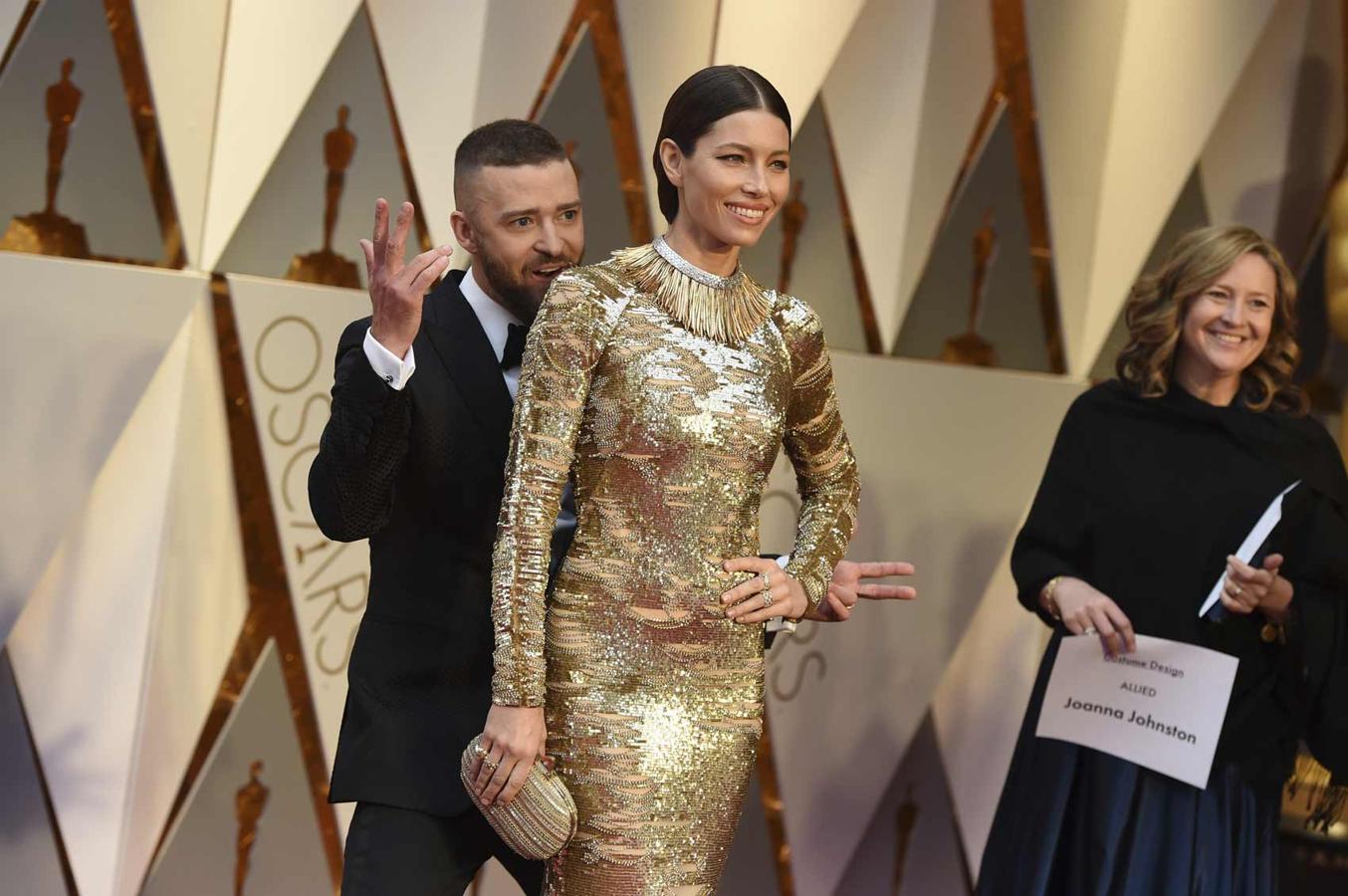 Justin Timberlake haciéndose el gracioso detrás de su mujer, Jessica Biel.
