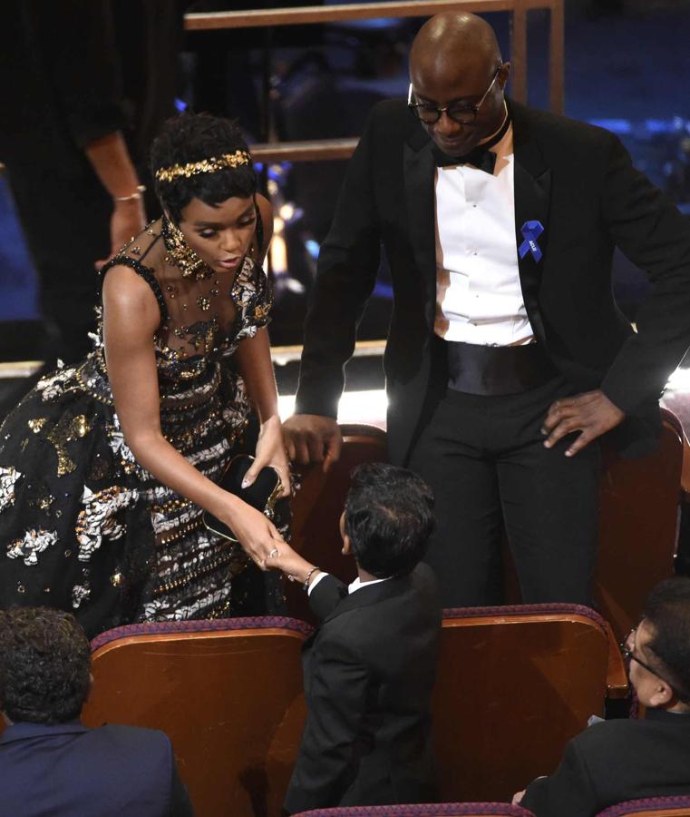 El joven Sunny Pawar saluda con mucha corrección a sus compañeros de delante en el Dolby Theatre.