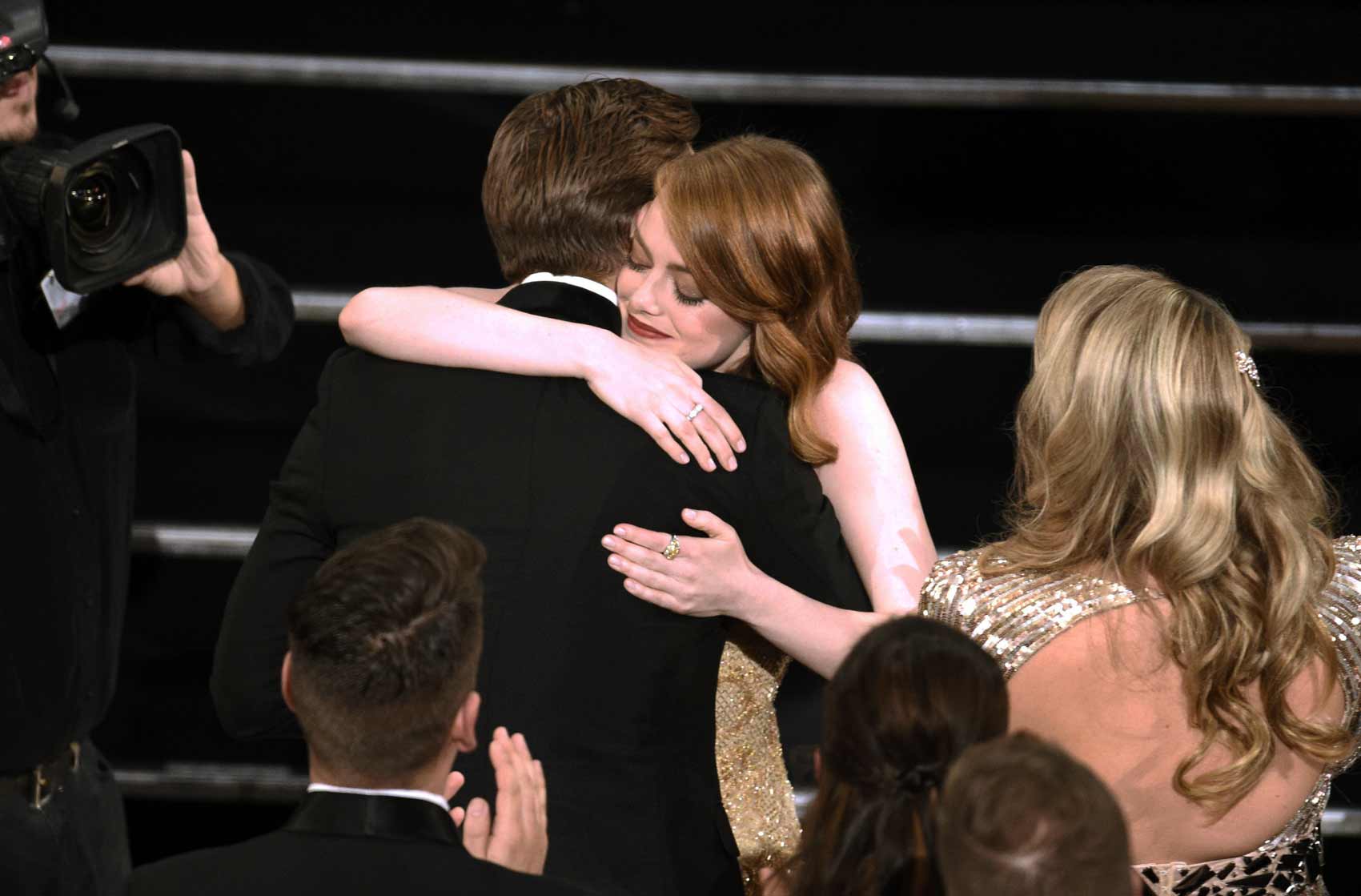 Sentido abrazo de Ryan Gosling a Emma Stone, Oscar a la Mejor actriz principal por 'La La Land'.