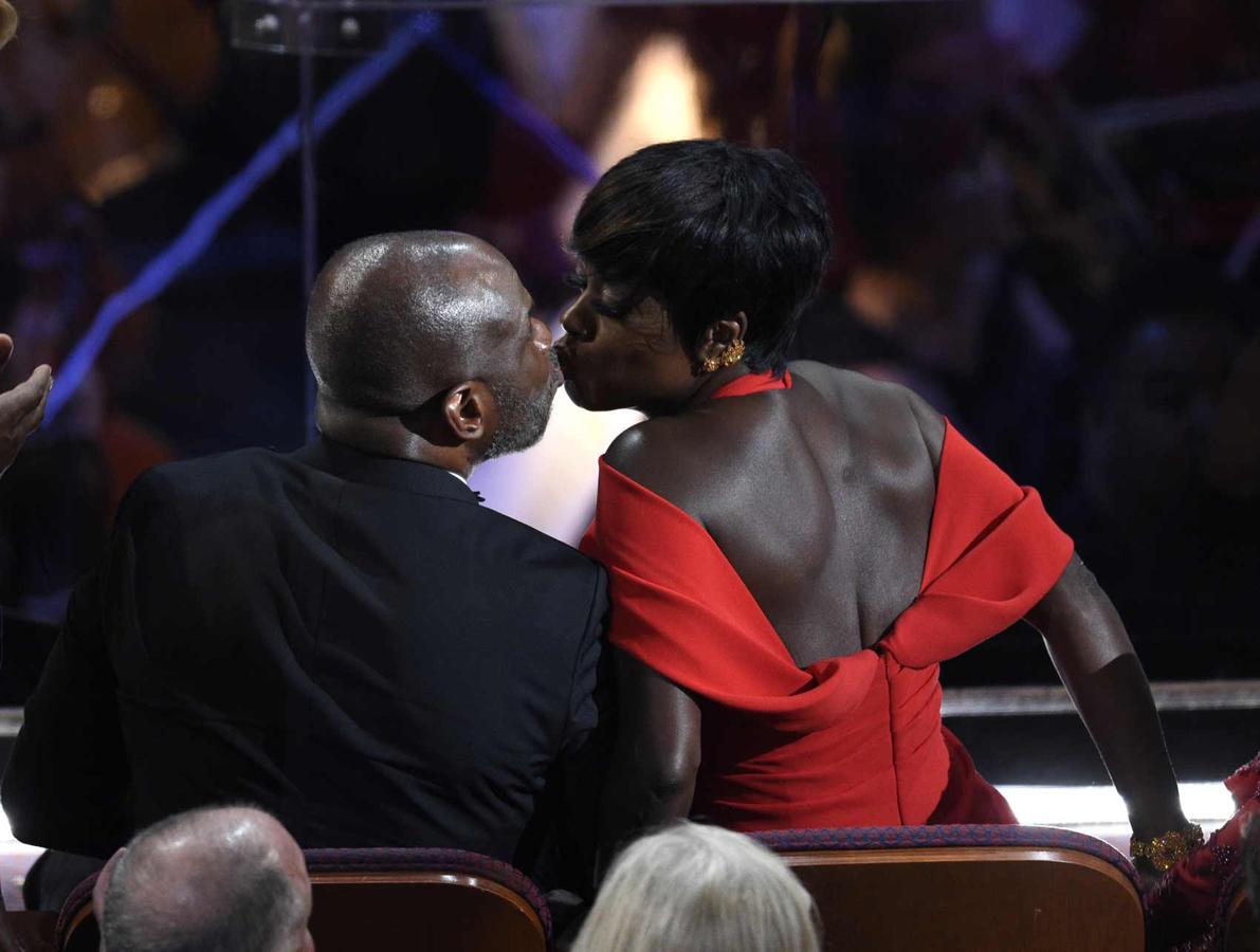 Antes de romper a llorar sobre el escenario, Viola Davis celebraba el premio con este beso de su marido, Julius Tennon.