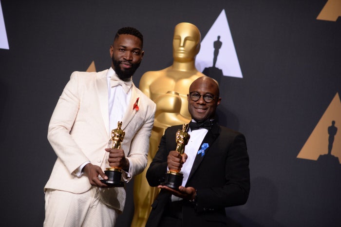 Barry Jenkins y Tarell Alvin McCraney recogen el Oscar al mejor guión adaptado por Moonlight en la 89 th edición de los Oscars.