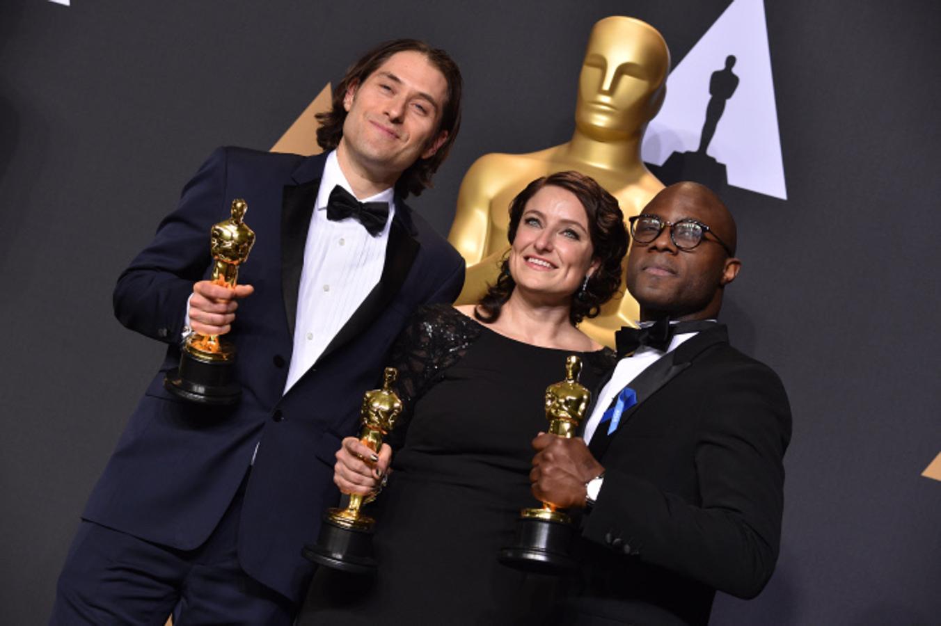 Jeremy Kleiner y Adele Romanski, productores, posan con el Oscar a la mejor película por 'Moonlight' en la 89th gala de los Premios Oscar..