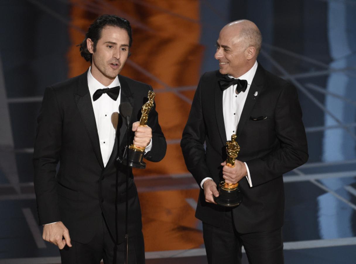 Alan Barillaro y Marc Sondheimer, ganadores del Oscar al mejor cortometraje animado, 'Piper' en el teatro Dolby de Los Ángeles.